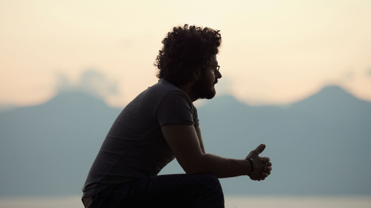 Solidão e solitude não são iguais. Descubra 3 diferenças cruciais e como evitar os impactos emocionais que aumentam em até 50% os riscos de depressão.