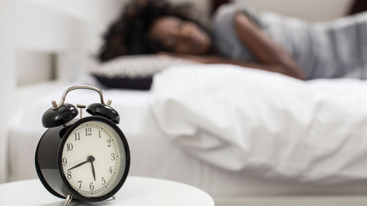 Descubra como a psicologia pode melhorar seu sono e saúde mental com técnicas de relaxamento e uma rotina adequada. Dormir melhor é possível!