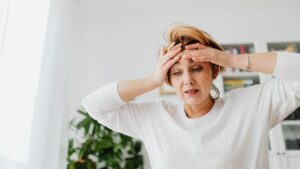 Entenda como a menopausa e o climatério afetam a saúde emocional e descubra estratégias para enfrentar esses desafios com apoio psicológico.