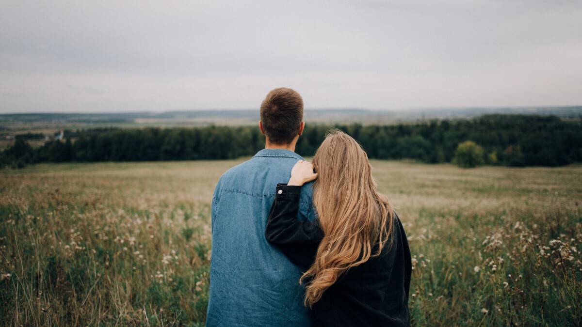 Entenda como a teoria do apego influencia suas relações pessoais e emocionais na vida adulta. Descubra os estilos de apego e suas características.