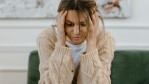Aprenda a identificar sinais de violência psicológica em relacionamentos e descubra como buscar ajuda para proteger sua saúde emocional.